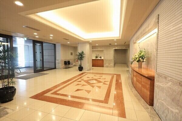 ホテルのような上質なエントランス空間。三菱地所他分譲、三菱地所コミュニティによる日勤管理体制です。