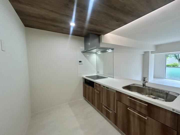 ３口IHコンロ、食洗機付きのカウンターキッチンです