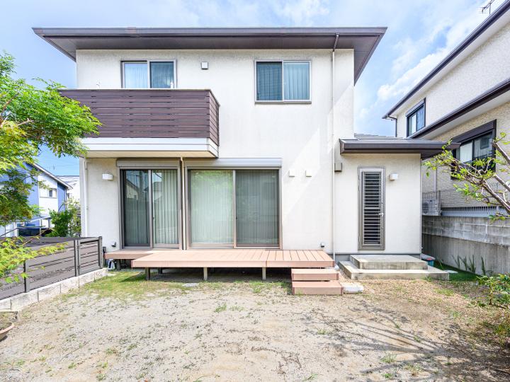 広々としたお庭にウッドデッキあり