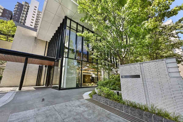 コンシェルジュカウンターが設置されています。宅配ボックスがあり、ゴミ出しは24時間可能です。