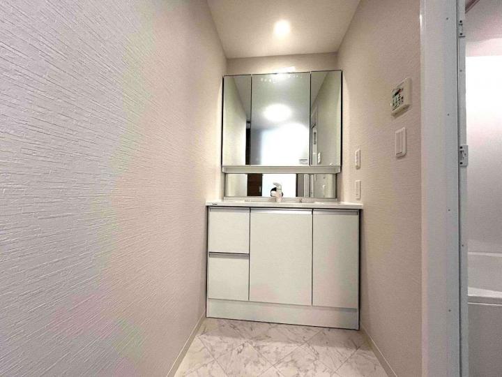 三面鏡タイプの洗面化粧台です♪