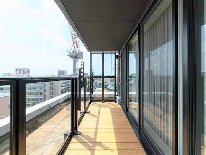 南側バルコニーのルーフバルコニーがございます