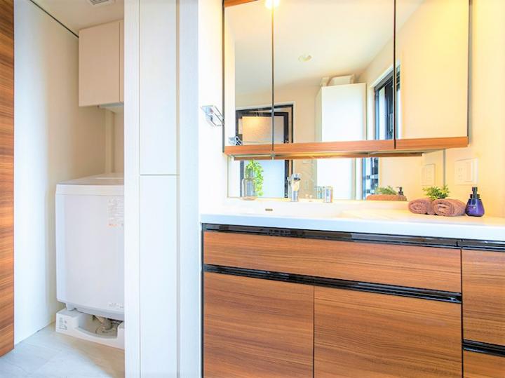 西側に開口部があり、浴室との通風がございます