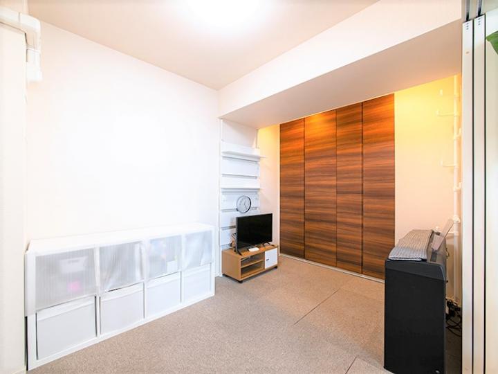 間仕切りがございます。5.3帖の洋室です