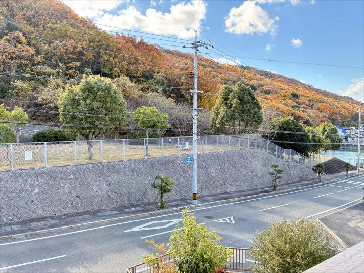 ２階から公園、半田山を望む