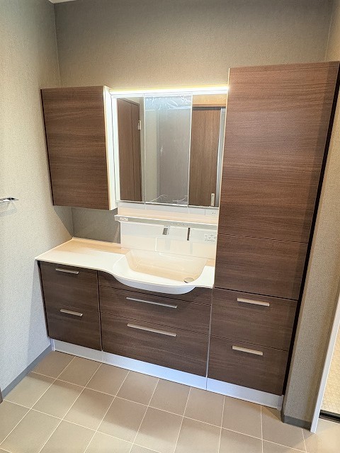 ~3面鏡キャビネット、収納棚、タッチレス水栓採用の洗面化粧台~