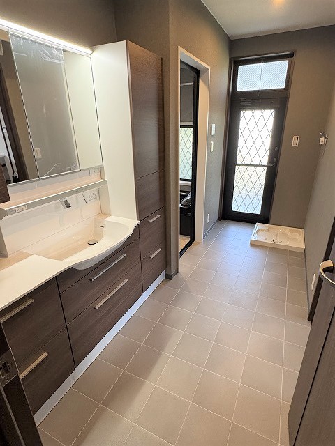 ~洗面スペースには、廊下、リビングどちらからも行くことが可能~