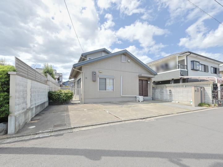 間口１２．２M 　公道６M　普通車３台駐車可