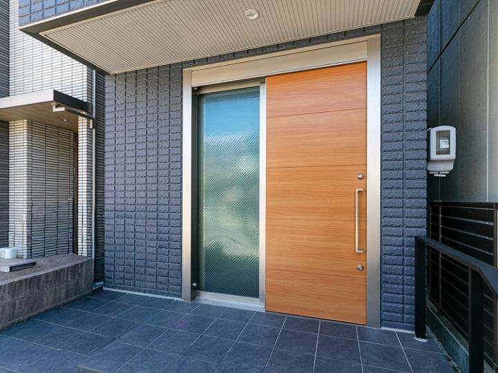 スライドドアの玄関!手荷物が多くても開けやすいです。