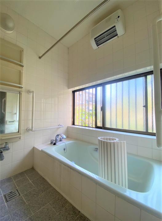 【浴室】窓がある浴室は明るく、ゆとりある空間が1日の疲れを解きほぐしてくれます