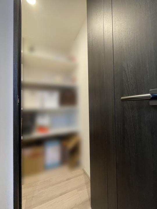 ■キッチン横には食品庫が整備されております