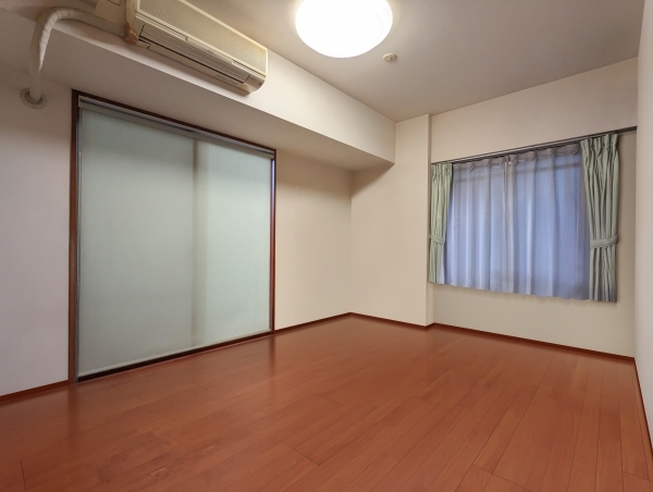 洋室２（現況写真と間取り図面をもとにＣＧで作成したリフォームイメージです）