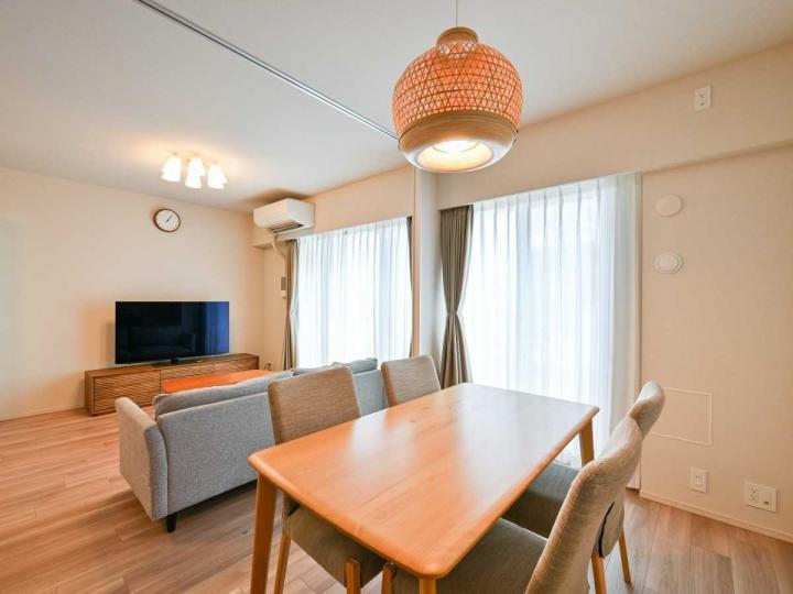 リビング・ダイニング:手前は洋室部分