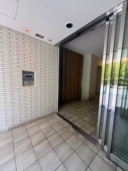 一人暮らしの不安を軽減するオートロック付き。大切なペットと暮らせるマンションです(細則有り)。