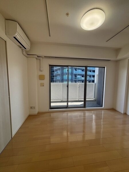 東面に大きな窓が配され、爽やかな光が入ります。エアコンが備わっているため初期費用が抑えられます。