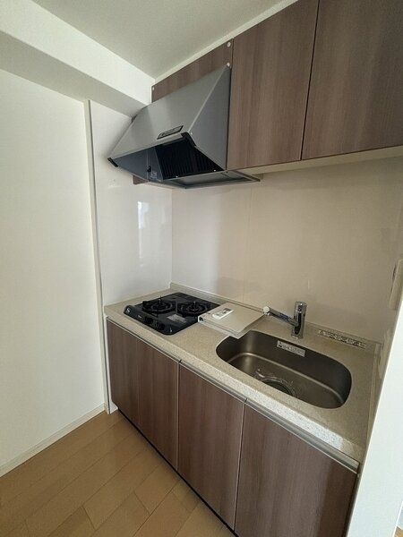 上下に収納が備わったキッチン。2口ガスコンロにつき、同時調理も可能。お料理が楽しくなりそうです。