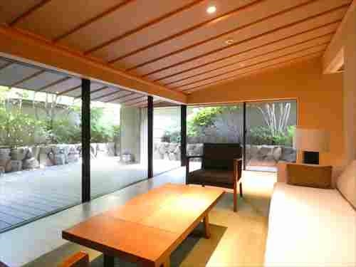 ラウンジ「ＹＵＳＵＩ」