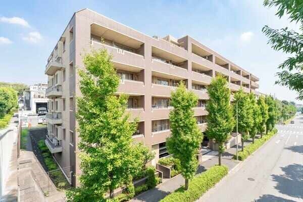 2002年2月築、総戸数41戸のRC造マンションです。機械式駐車場がございます(車種による)。