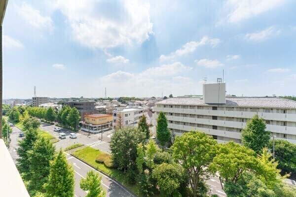 目の前に視界を遮るものがなく、開放的な景色が広がります。晴れた日には、富士山を望むことができます。