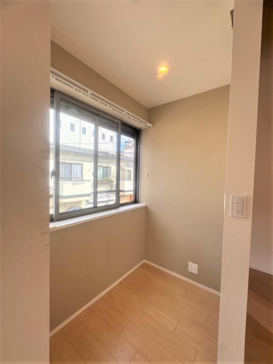 リビングの隅には書斎に適したスペースあり