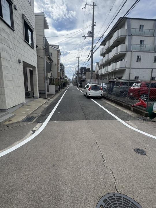 北側公道 約5.8m 前面道路はゆとりございますので駐車も楽々