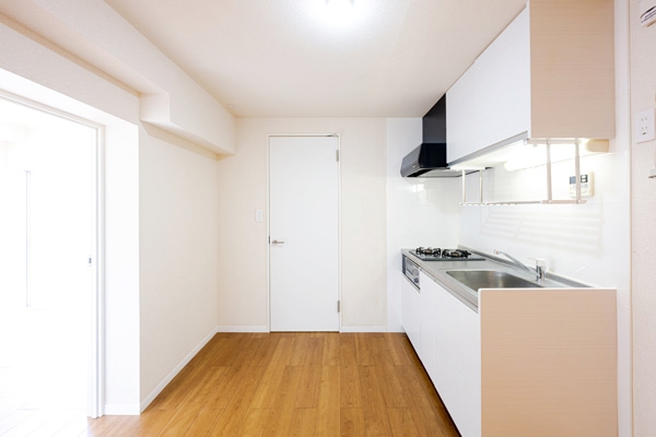 キッチン約5.6帖。ビルトインタイプのグリル付き2口ガスコンロが備わっています。