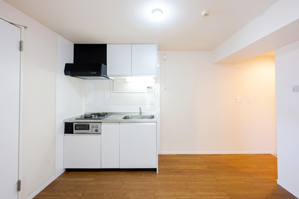 キッチンは白を基調とした清潔感のある空間です。シンプルな内装でインテリアを楽しむことができそうです。