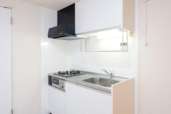 上下に収納が設けられており収納豊富なキッチンです。調理器具やカトラリーなどもスッキリと片付きます。