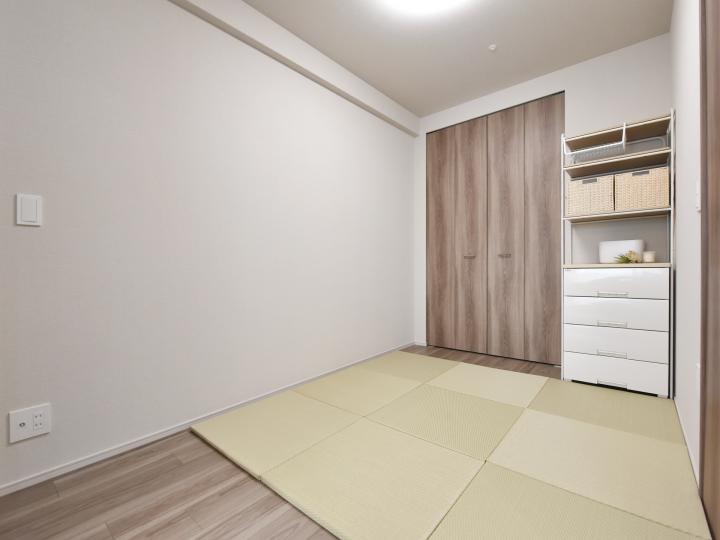 ■リビング横の洋室です!収納有り!