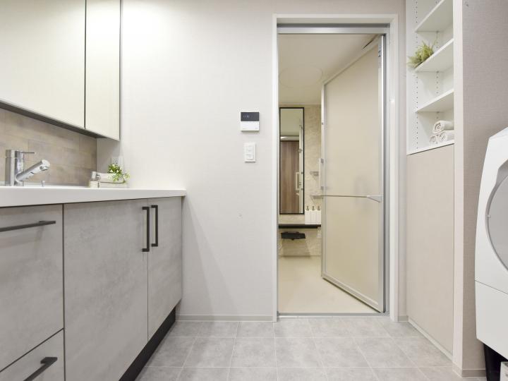 ■洗面室には収納がございます!