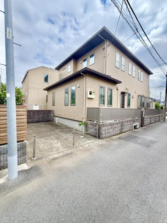 外観 西側前面道路より撮影