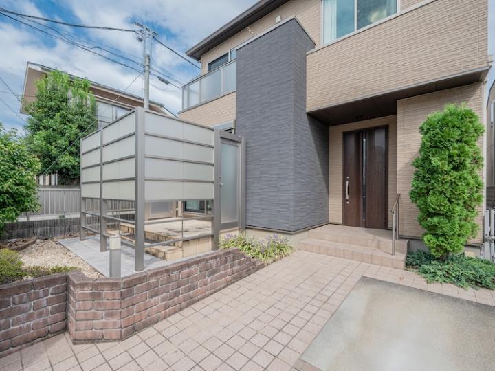 外観 玄関前より撮影