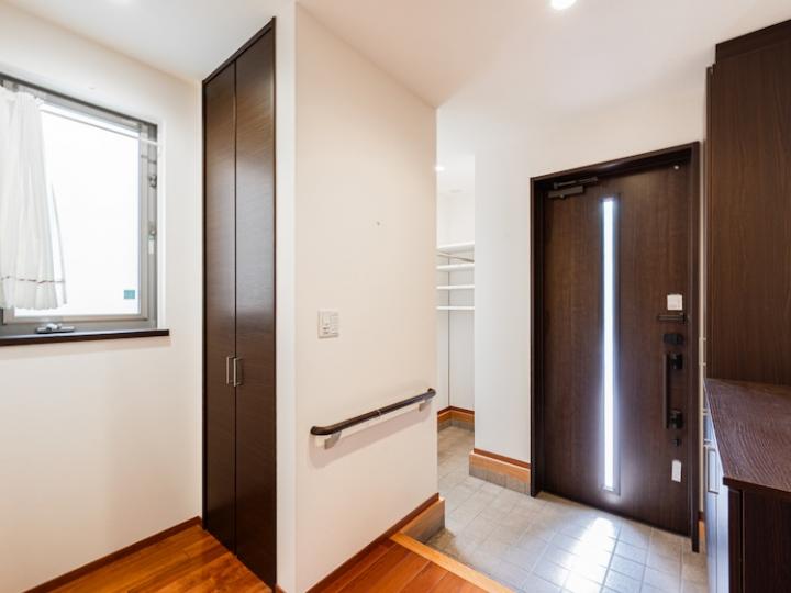 玄関 床材は挽板(チェリー)です。シューズインクロークもあります。