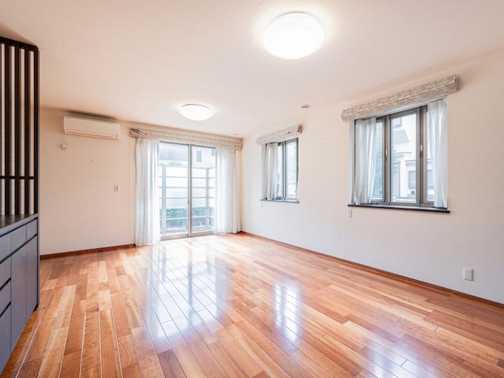 19帖のLDK 床暖房ございます。床材は挽板(チェリー)です。