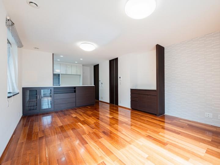 19帖のLDK 床暖房ございます。床材は挽板(チェリー)です。