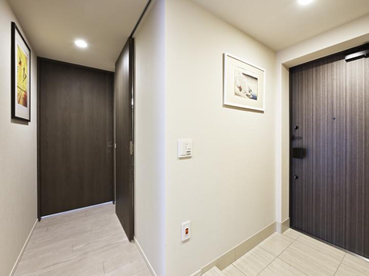 玄関(2025年8月ウォールミラー設置)