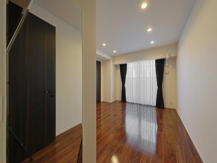 洋室（約7.8帖）にはバルコニーへ出入り可能な掃き出し窓がございます。