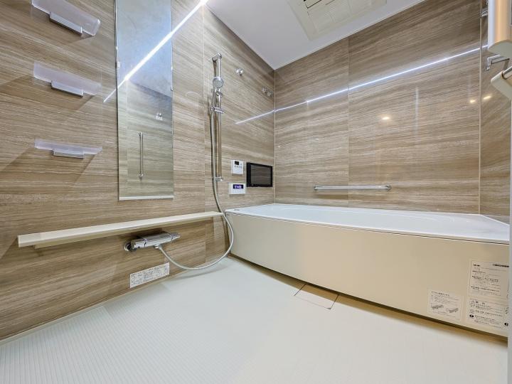 1620サイズの浴室にはミストサウナ機能付きの浴室暖房乾燥機がございます。TV付きです。