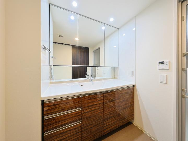 三面鏡裏には収納スペースがございます。