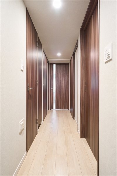 廊下にはマルチスペースと収納があります
