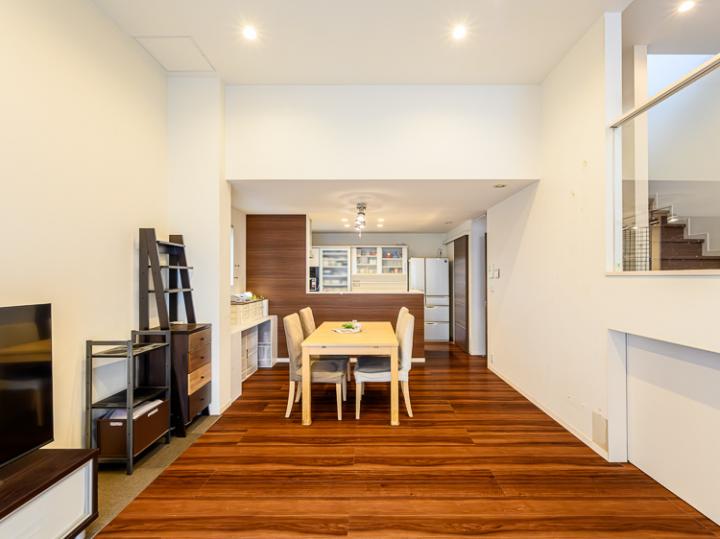 心地よい明りが集う、リビングのダウンライト