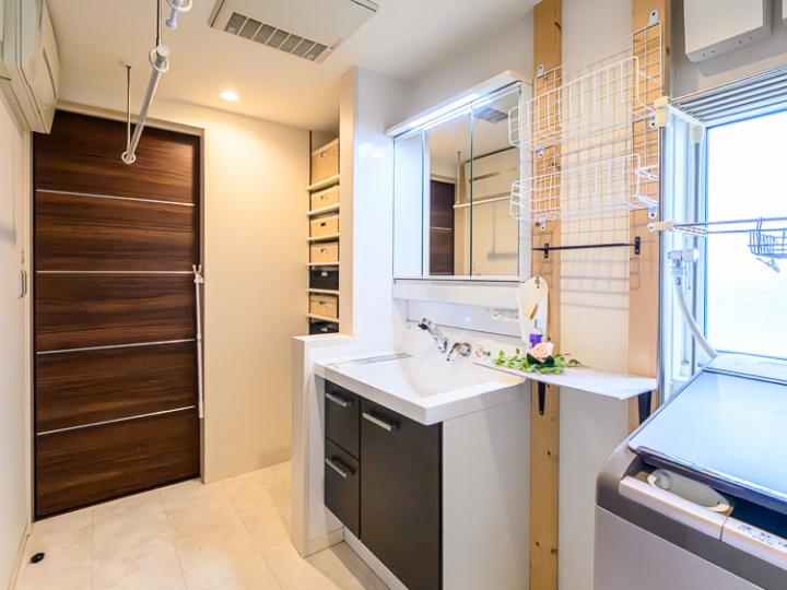 収納力と機能性を兼ね備えた洗面化粧台です。