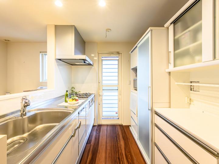 勝手口があり、使いやすいキッチン