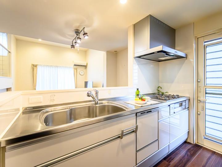 高温・高圧洗浄でお皿の汚れをすっきり落とせる食器洗浄乾燥機付!