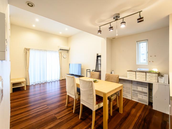 17.3帖のリビングダイニング。南に面している窓からは明るい陽射しを取り入れることができ、ご家族でゆ