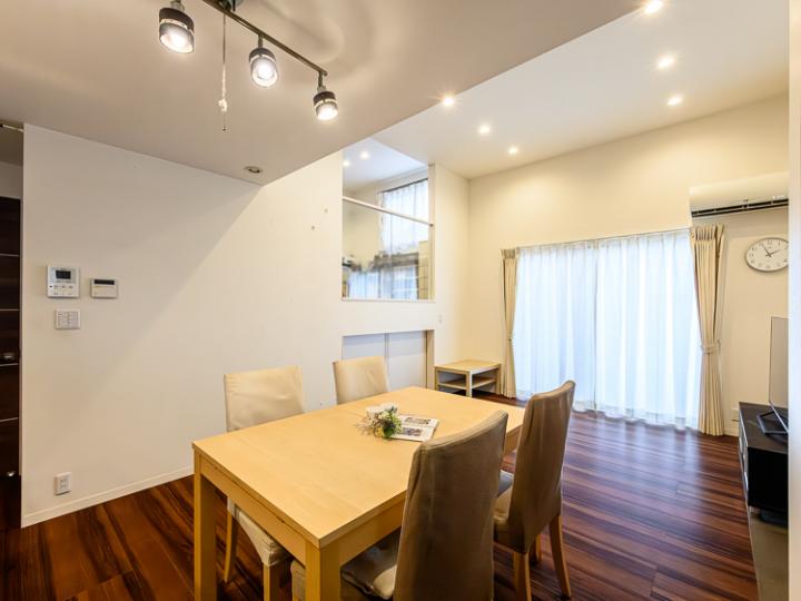 収納スペースが豊富で、縦空間を有効活用。リビングとつながる解放感。