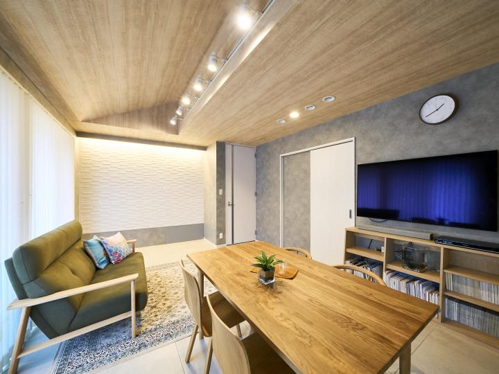 エコカラットを設置しており、コーニス照明やダウンライトが落ち着きのある光でリビングを照らします。