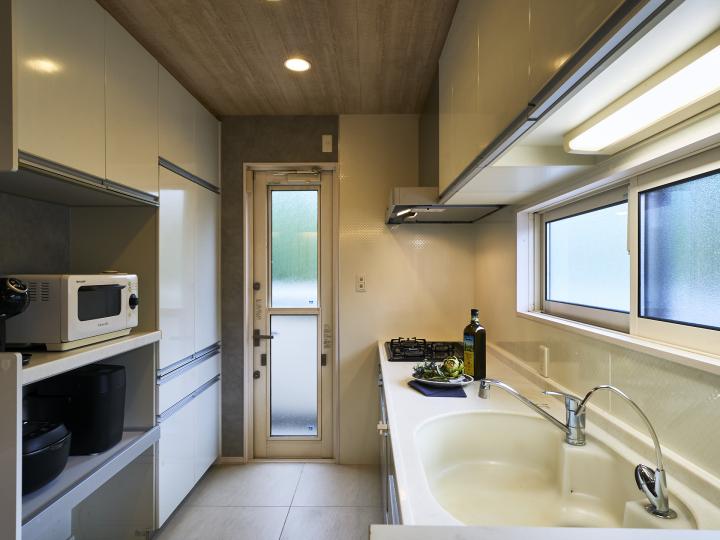 収納力の高いウォールキャビネットがございます。継ぎ目の無い、人造大理石シンクで手入れがしやすいです。