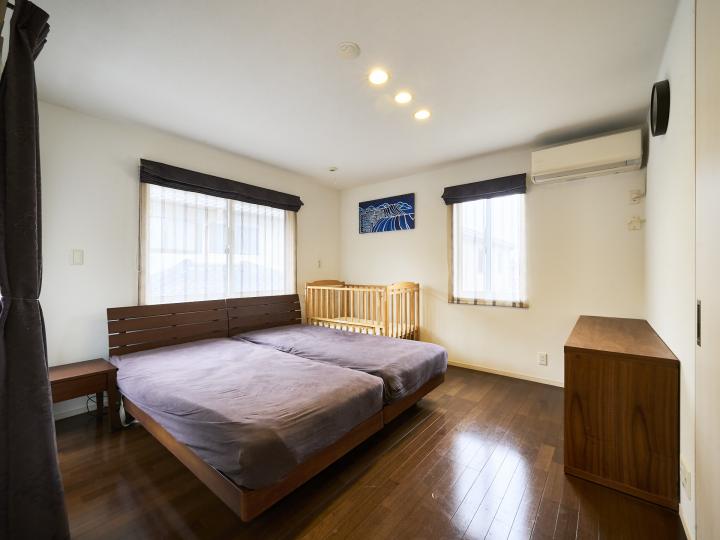 約8.3帖の寝室で、寝室にはウォークインクローゼットやコクーム(化粧室)が隣接しております。