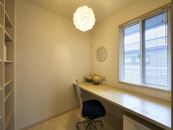 2階コクームスペース(化粧室)は、ドアをあえて設けない独立したスペースで書斎としても利用可能です。